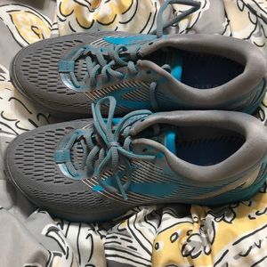Brooks women’s tennis shoes